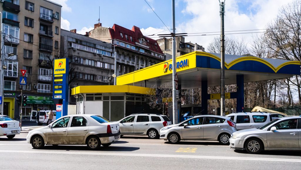Benzina și motorina, tot mai ieftine în România: Cât costă un plin sâmbătă?