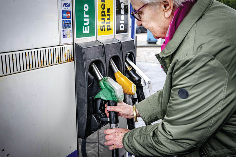 Proteste furioase în Irlanda: Poliția declară ilegale demonstrațiile anti-combustibil