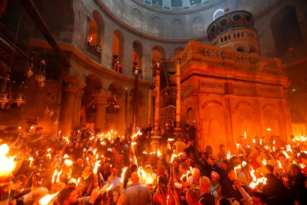 Biserica Sfântului Mormânt din Ierusalim se redeschide pentru credincioși după 40 de zile de restricții, deschizând calea participării la ceremonia Sfintei Lumini, un moment central al Paștelui ortodox