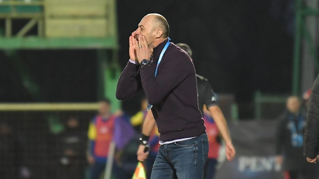 FC Argeș și Dinamo Remizează la Pitești; Antrenorul ANDONE Dezvăluie Obiectivul PITESTI – FC Argeș și Dinamo au remizat, scor 1-1, pe terenul din Trivale, într-un meci din play-off-ul Superligii