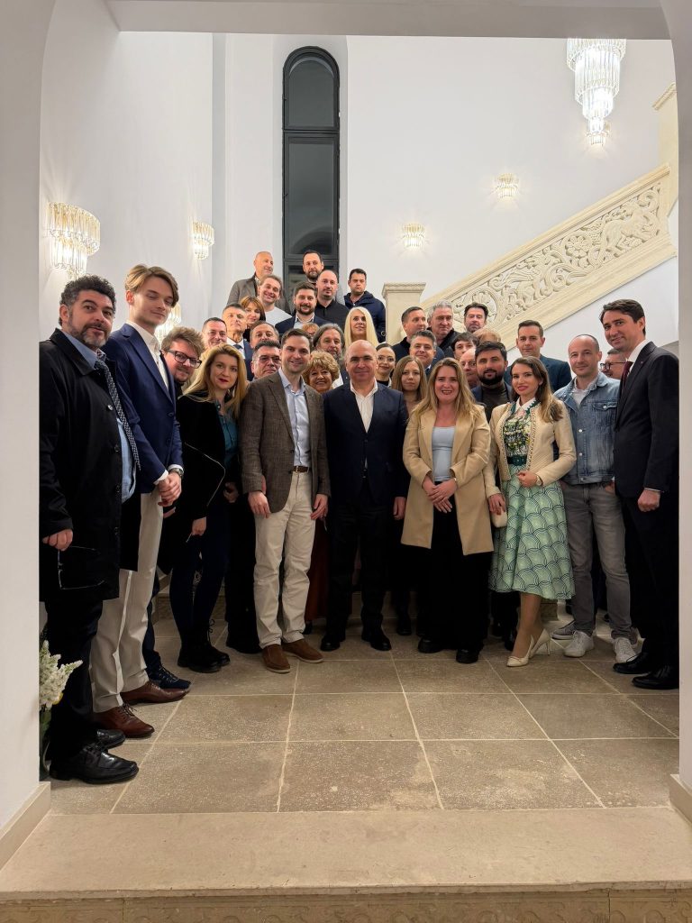 Donald Trump, vizită-surpriză la București: Ce a discutat cu oficialii