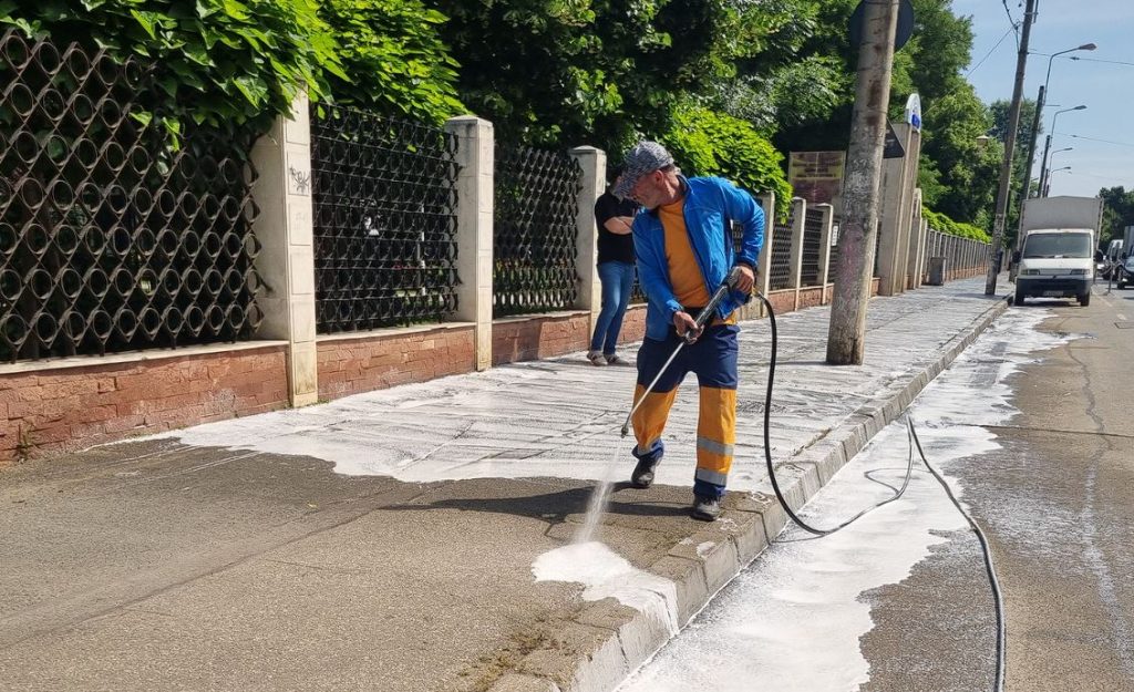 Curățenie pe Șoseaua Ștefan cel Mare: Sectorul 2 mușcă din mizerie