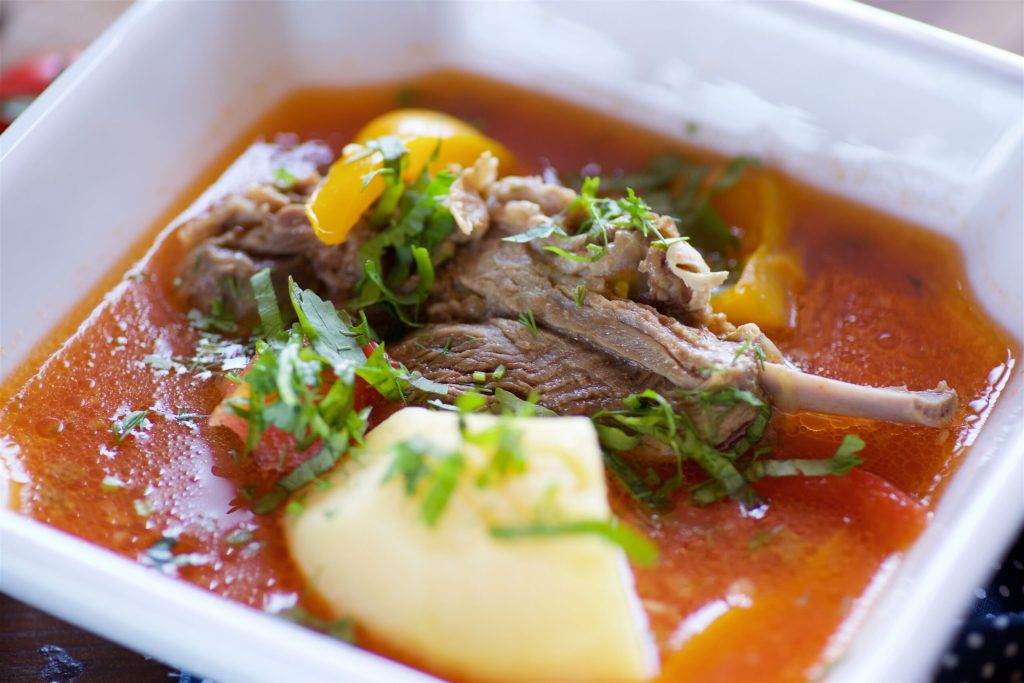 Borș de miel: Da sau nu? Beneficii, riscuri și cum îl mâncăm corect