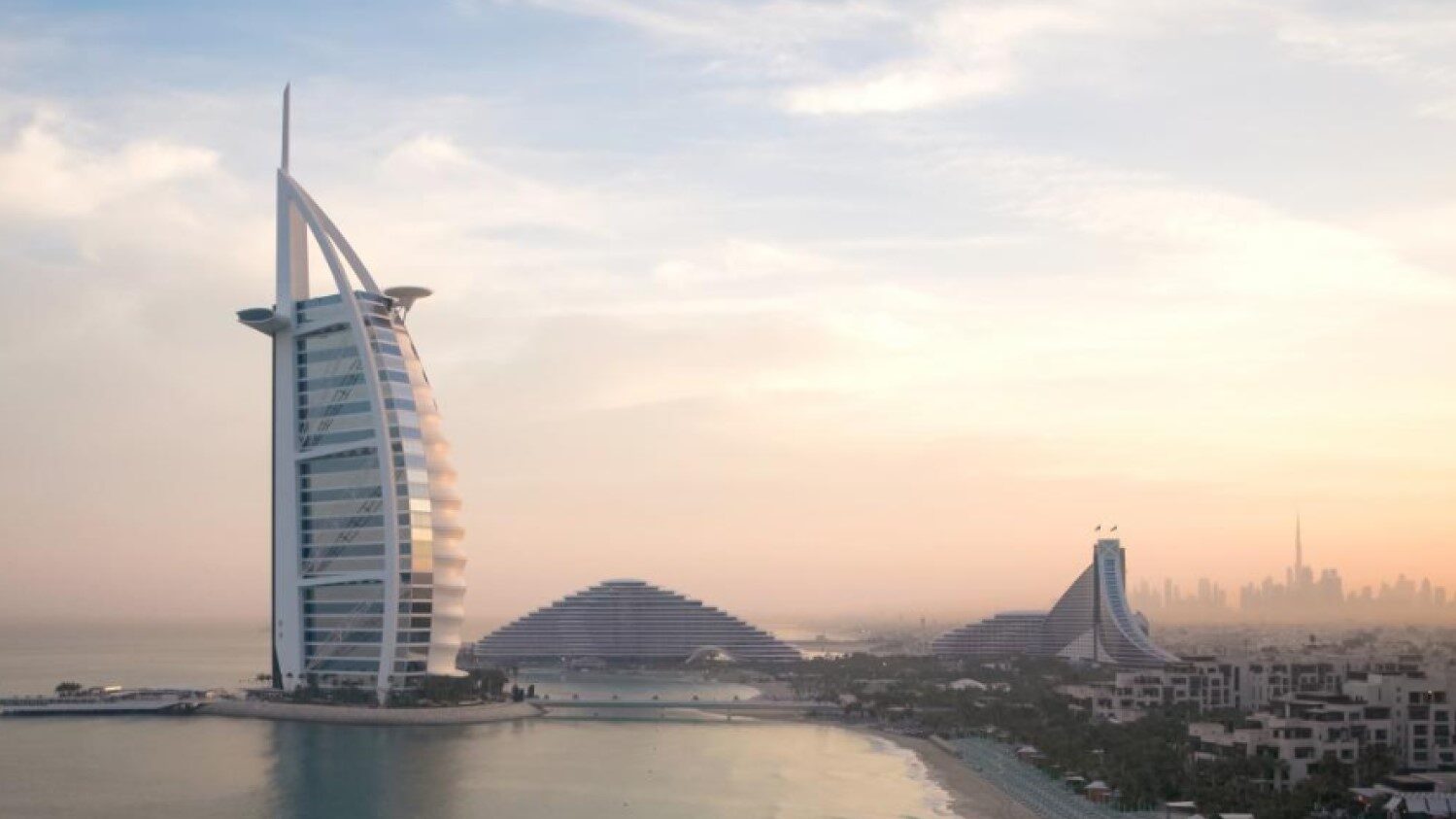 Dubai, lovit de război: Burj Al Arab se închide. Turismul, în picaj