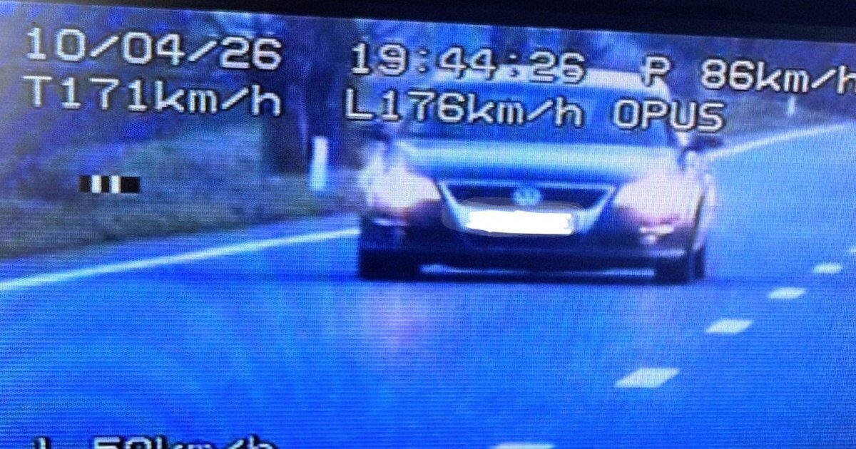 Șoferiță, prinsă cu 176 km/h. Explicația-șoc: „Cozonacii se ard”