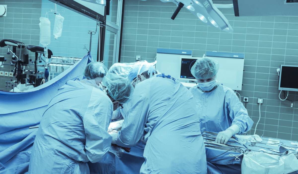 Cancerul de colon: Oboseala persistentă și dificultățile respiratorii, semne de alarmă ignorate Cancerul de colon, o afecțiune oncologică cu o rată ridicată de incidență, continuă să fie diagnosticat, în multe cazuri, în stadii avansate
