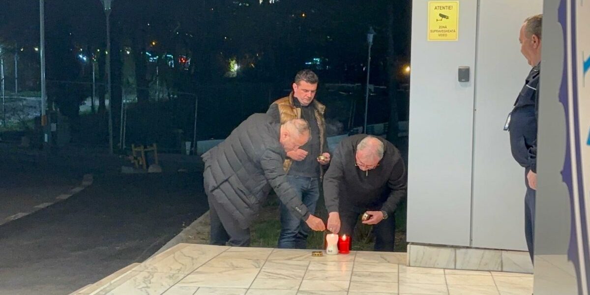 Candele aprinse în fața Spitalului Universitar București: Durere și speranță