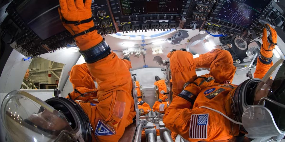 Capsula revine pe Pământ: Spectacolul reintrării în atmosferă