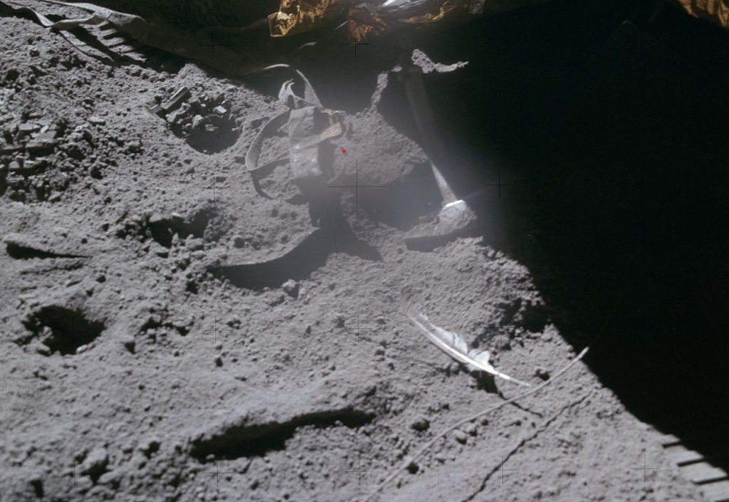 Pe Lună, gravitația face minuni: pana și ciocanul, la unison Într-un spectacol uluitor al legilor fizicii, astronautul David Scott a demonstrat pe Lună, în timpul misiunii Apollo 15 din 1971, o lecție simplă, dar profundă despre gravitație