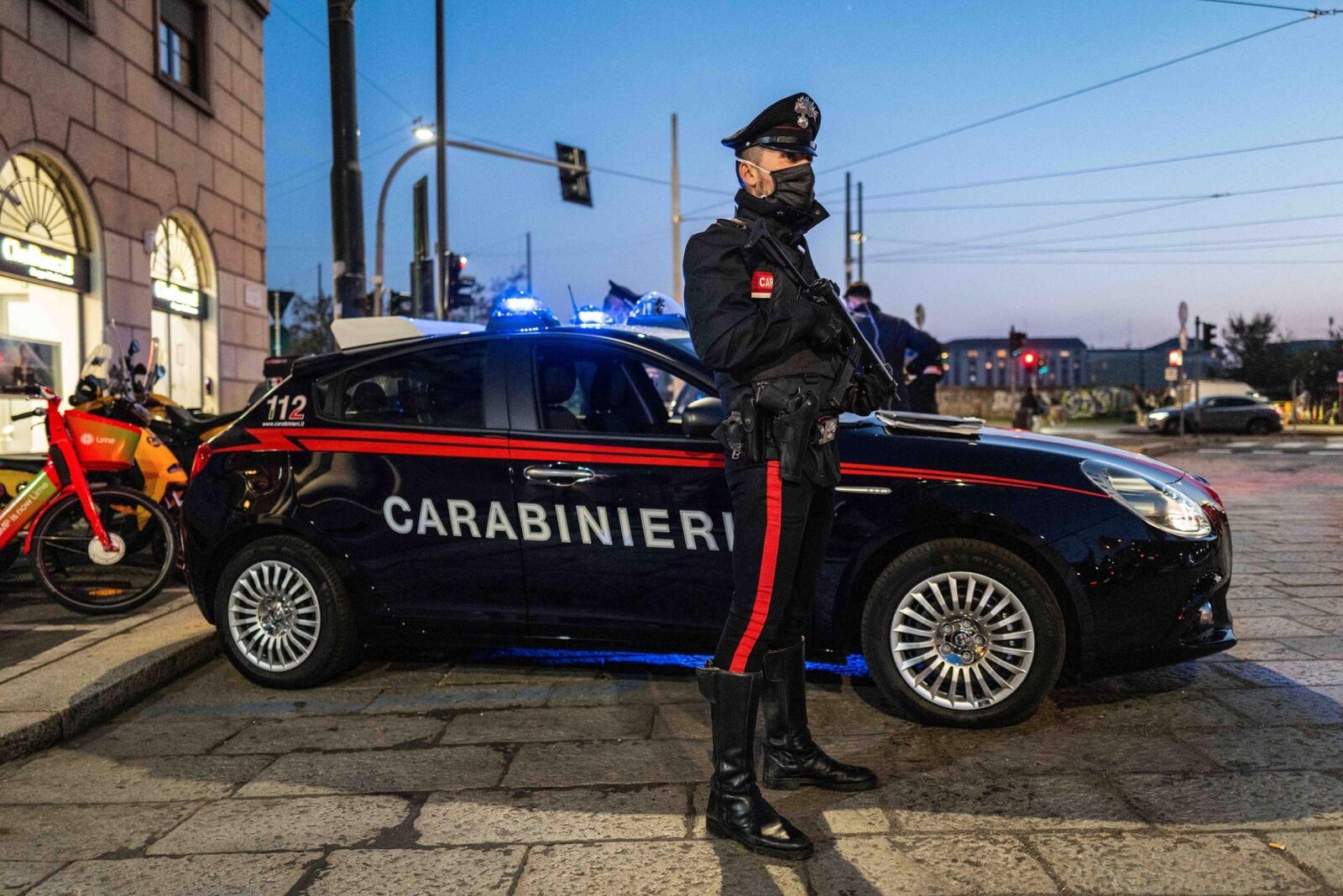 Jaf armat în Italia: Zeci de ostatici, trupele speciale, în drum spre bancă!