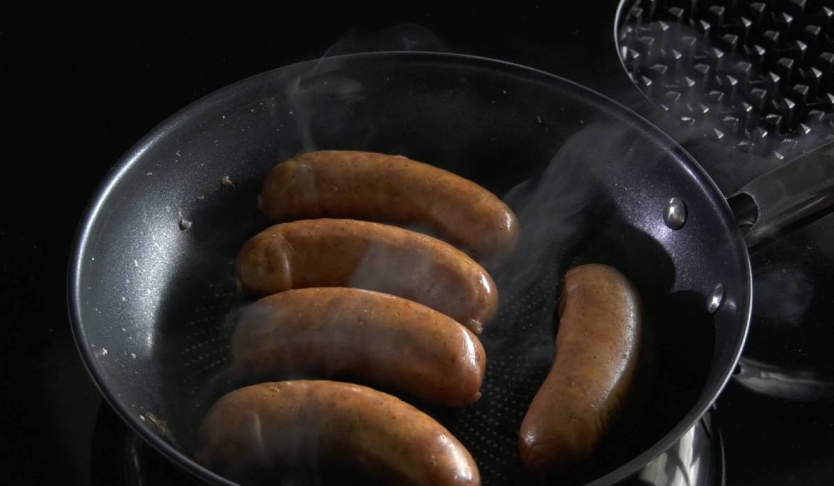 O porție generoasă de varză călită cu cârnați „Durdulii” promite o masă consistentă și aromată, potrivită pentru orice ocazie