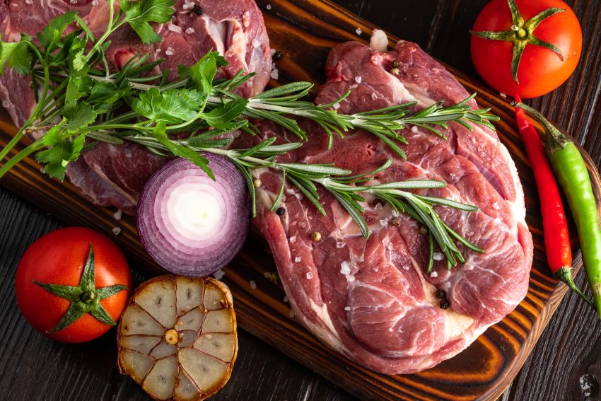 Un kilogram de carne de miel se vinde cu prețuri record în preajma Paștelui 2026, afectând bugetele românilor și tradițiile culinare