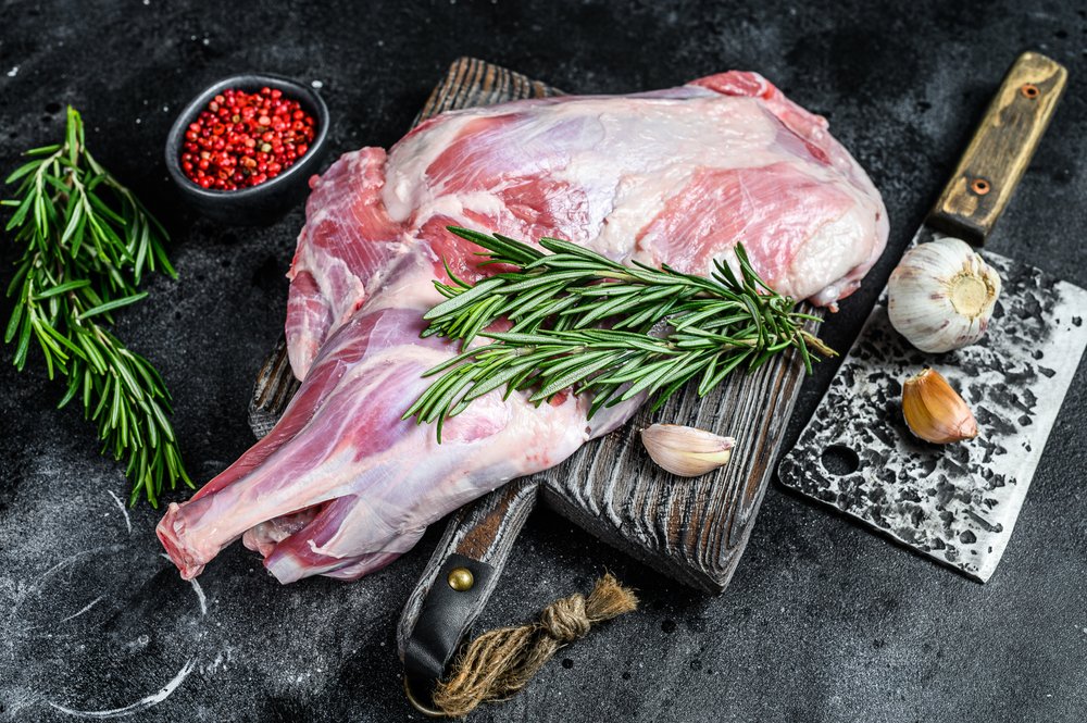Carnea de miel, o tradiție culinară de Paște, necesită o atenție sporită la alegere pentru a garanta o friptură perfectă