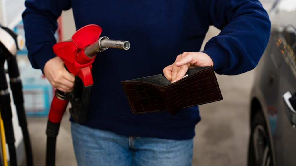 Benzina și motorina, mai ieftine sâmbătă: Petrom și Lukoil scad prețurile