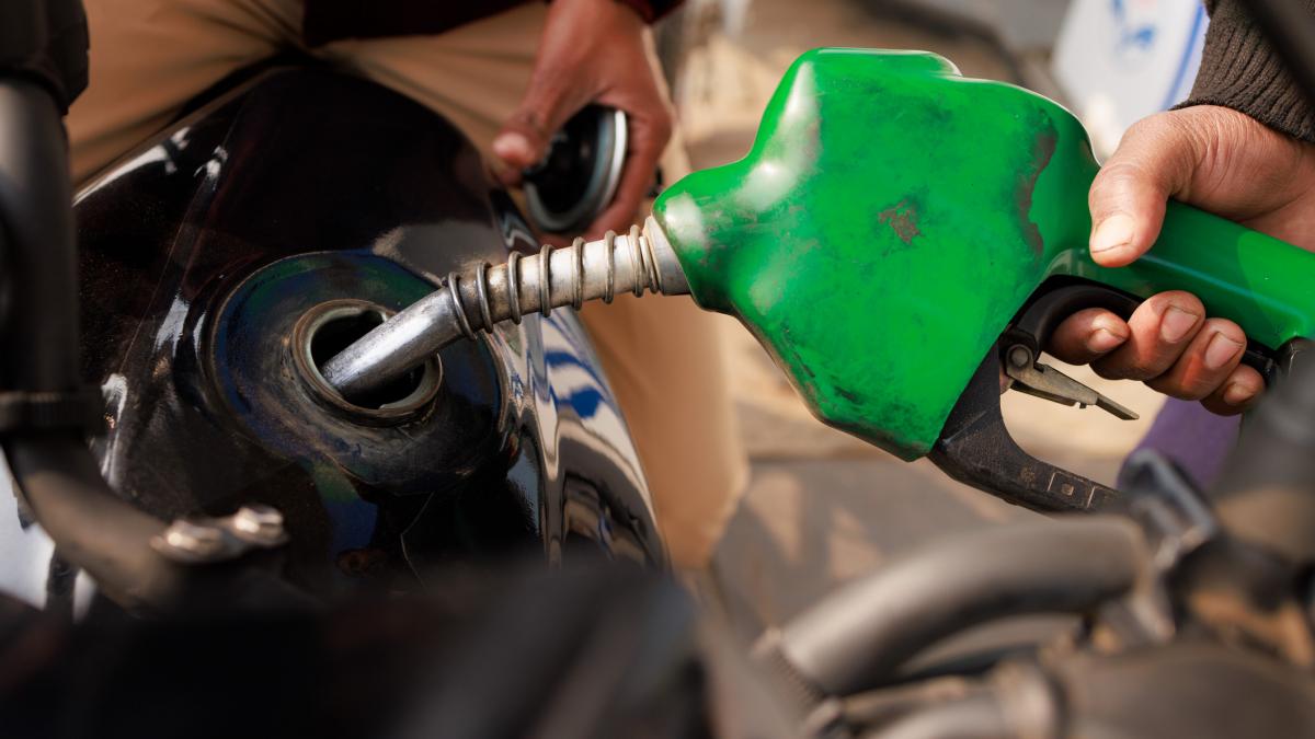 Benzina, sub 8 lei marti! Motorina se ieftinește și ea