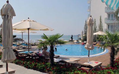 Cât te costă minivacanța de 1 Mai 2026 la mare: Prețuri pentru o cameră pe litoral