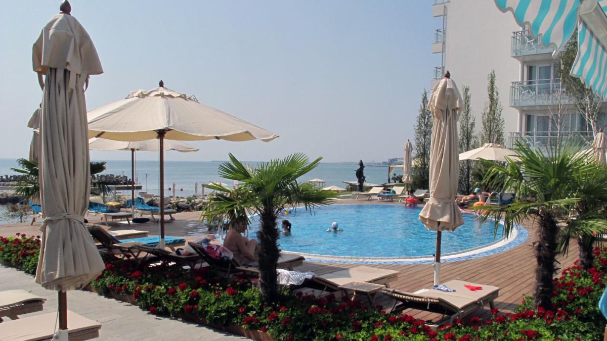 Cât te costă minivacanța de 1 Mai 2026 la mare: Prețuri pentru o cameră pe litoral