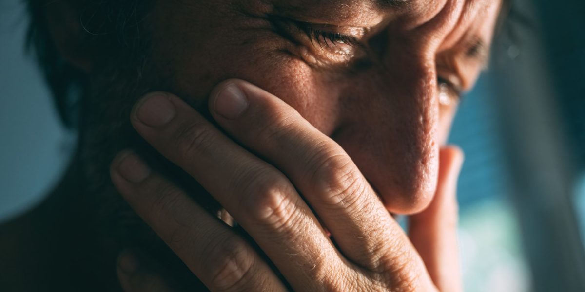 cat-de-mult-plange-un-om_shutterstock_descopera-10.jpg - JurnalUrban