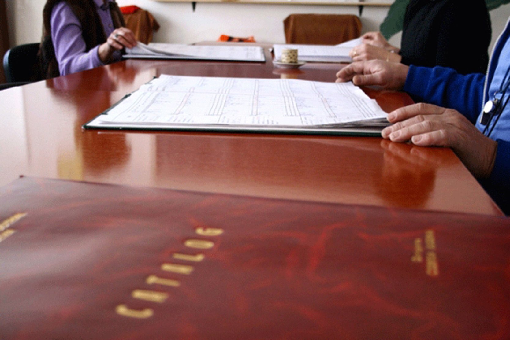 Cataloagele clasice încă supraviețuiesc în școli: Lipsa unui sistem digital unitar explică persistența hârtiei Deși cataloagele pe hârtie ar fi trebuit să dispară de prin 2021, ele încă sunt folosite în multe școli din România