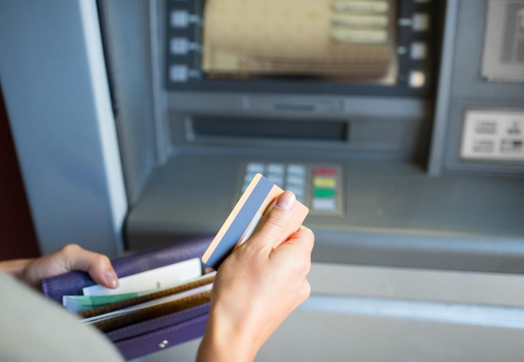 Câți bani poți scoate de la bancomat? Ghid practic pentru limitele cardurilor Înainte de a scoate bani de la bancomat, e crucial să verifici limita zilnică a cardului tău