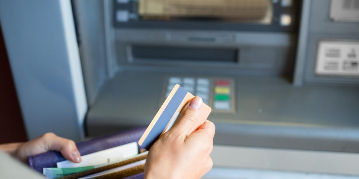 cati-bani-poti-scoate-de-la-bancomat.jpg - JurnalUrban