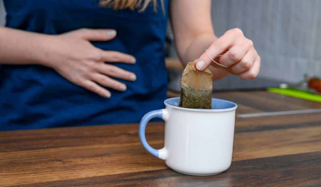 Ceaiuri salvatoare după festinul pascal: Scapi de balonare și arsuri