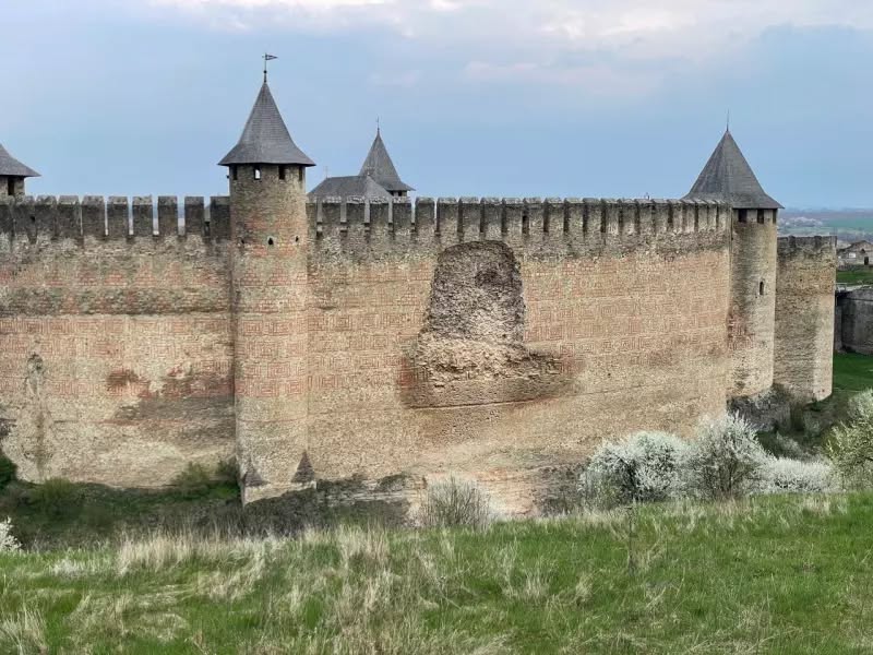 Zid din Cetatea Hotin, simbol Ștefan cel Mare, s-a prăbușit: Sunt supraviețuitori