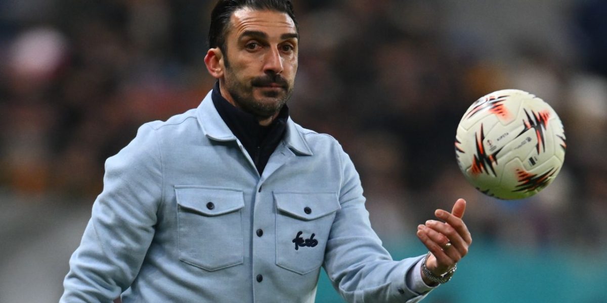 Fostul antrenor al celor de la FCSB, ELIAS Charalambous, se pregătește pentru o nouă provocare profesională, după ce a reușit să obțină patru trofee importante în România