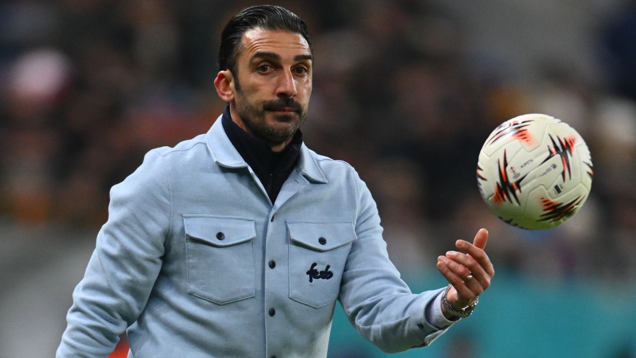 Fostul antrenor al celor de la FCSB, ELIAS Charalambous, se pregătește pentru o nouă provocare profesională, după ce a reușit să obțină patru trofee importante în România