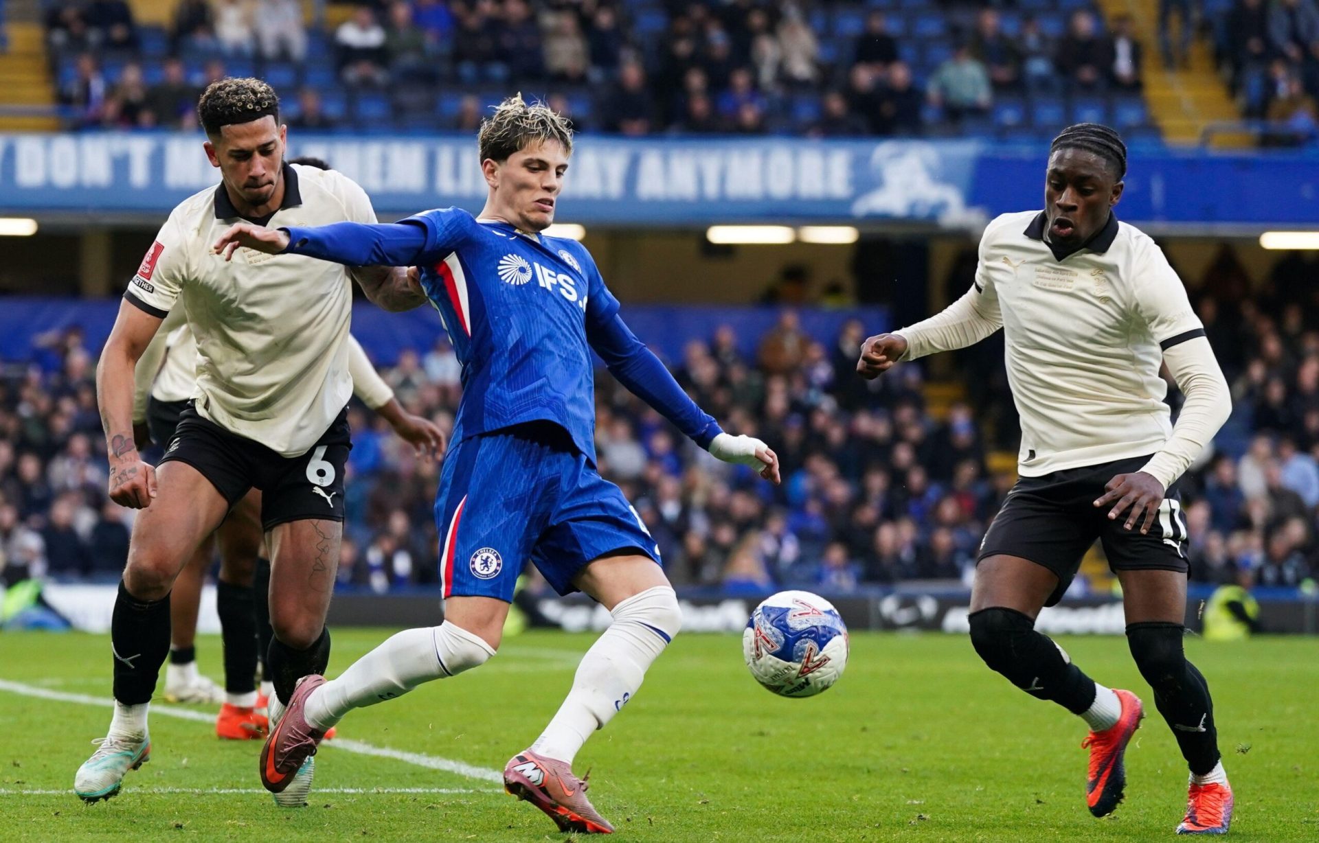 Chelsea, demonstrație de forță în FA Cup: 7-0 cu Port Vale Lupta pentru un loc în semifinalele FA Cup a adus o seară de coșmar pentru formația din liga a treia, Port Vale