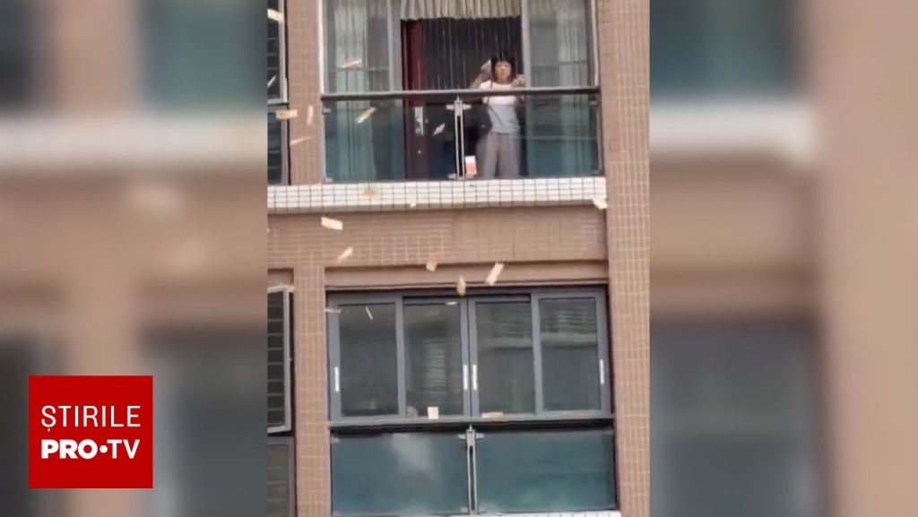 Bani aruncați de la balcon: Ceartă cu soțul, 160.000 de dolari pe stradă. Reacția șocantă a trecătorilor