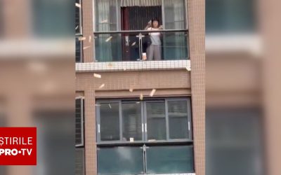 Bani aruncați de la balcon: Ceartă cu soțul, 160.000 de dolari pe stradă. Reacția șocantă a trecătorilor