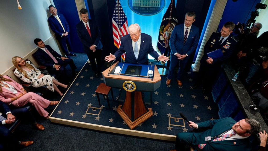 Imaginea atasata: Deciziile fostului președinte american DONALD Trump continuă sã aibă un impact profund asupra scenei politice și economice globale, chiar și la mulți ani după ce acesta a părăsit funcția