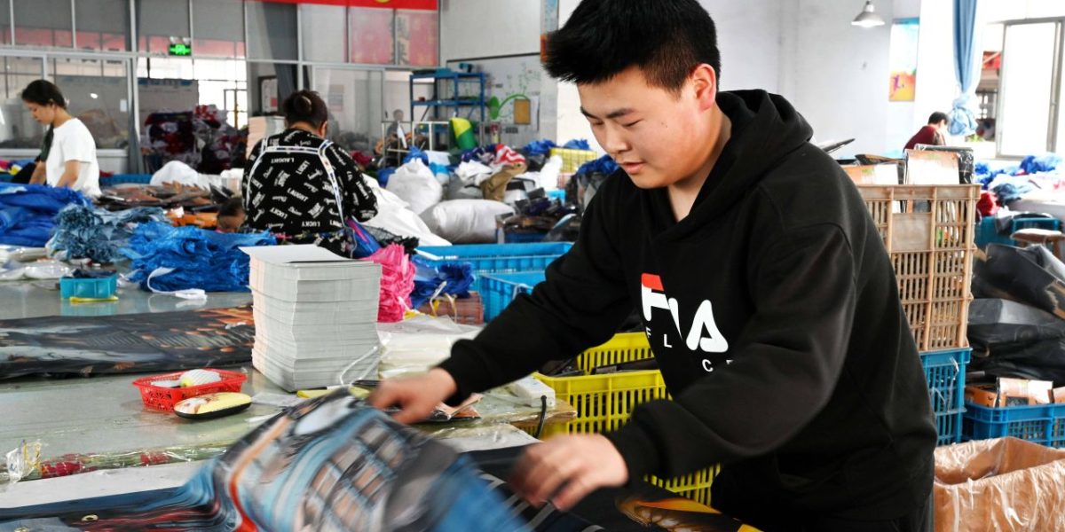 Marfă contrafăcută „Made in China” în prag de Mondial: 10.000 de tricouri confiscate