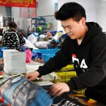 Marfă contrafăcută „Made in China” în prag de Mondial: 10.000 de tricouri confiscate