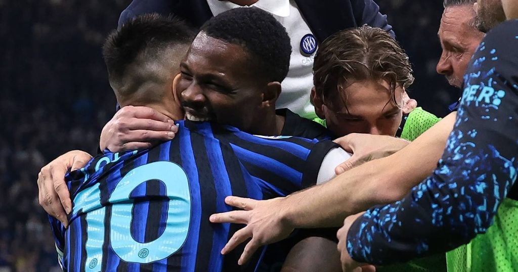 Inter Milano zdrobește AS Roma și se apropie vertiginos de titlu Milano a vibrat la un spectacol de fotbal de excepție duminică seara, pe stadionul Giuseppe Meazza, unde Inter a spulberat AS Roma cu un categoric 5-2, în etapa a 31-a din Serie A