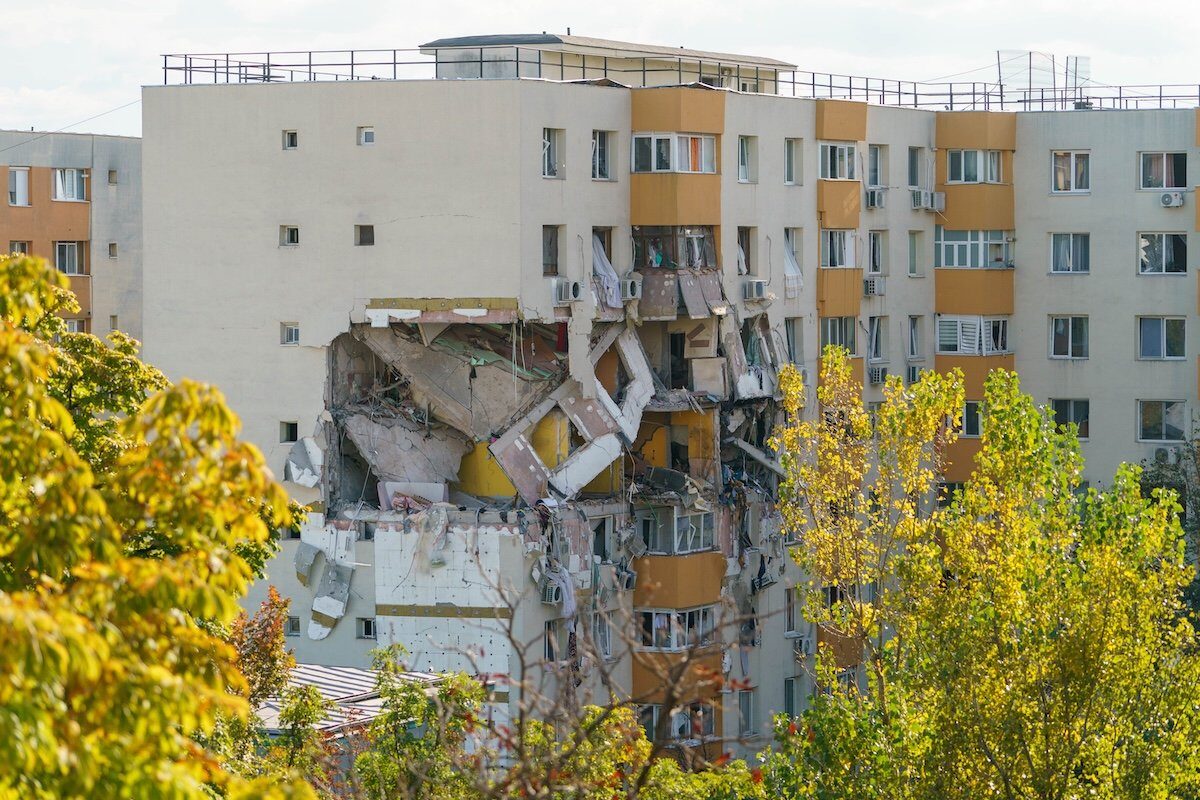 Bucureșteni disperați la Rahova, după explozie: „Aș vrea să-mi iau actele!”