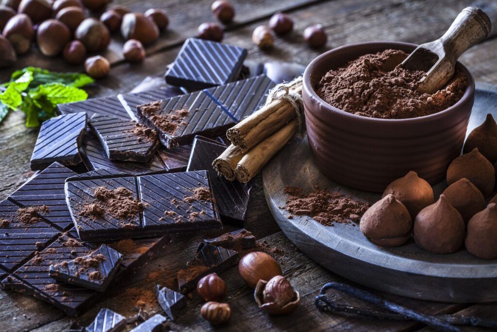 Ciocolata neagră cu 90% cacao: un deliciu sănătos sau doar o iluzie? Ciocolata neagră, în special cea cu un conținut ridicat de cacao, precum cea de 90%, este adesea considerată o alegere sănătoasă în alimentație
