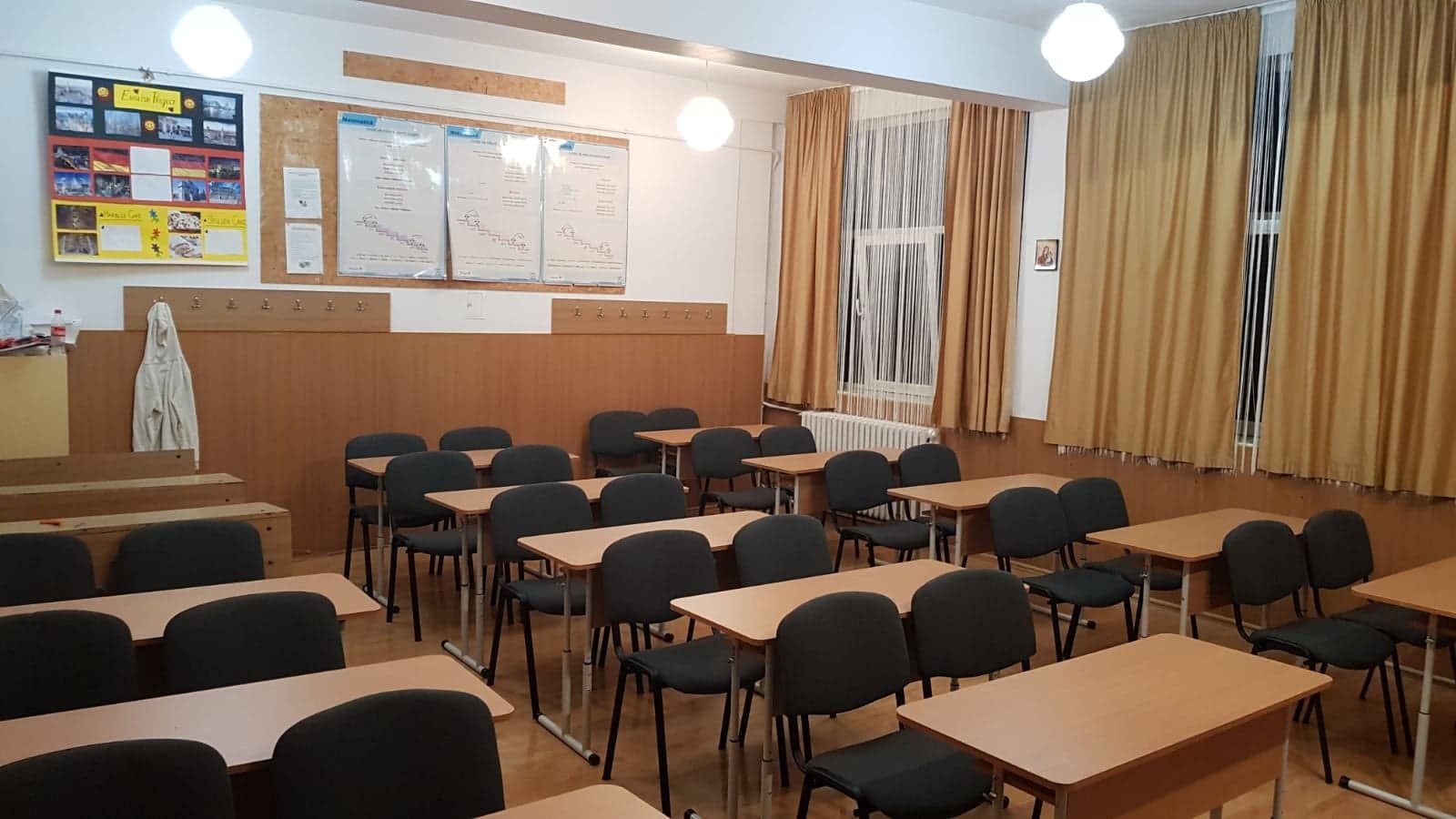 Programele școlare pentru clasa a IX-a, aproape finalizate; manualele se așteaptă din toamnă Iași – Elevii de clasa a IX-a ar putea începe noul an școlar cu programele aproape finalizate