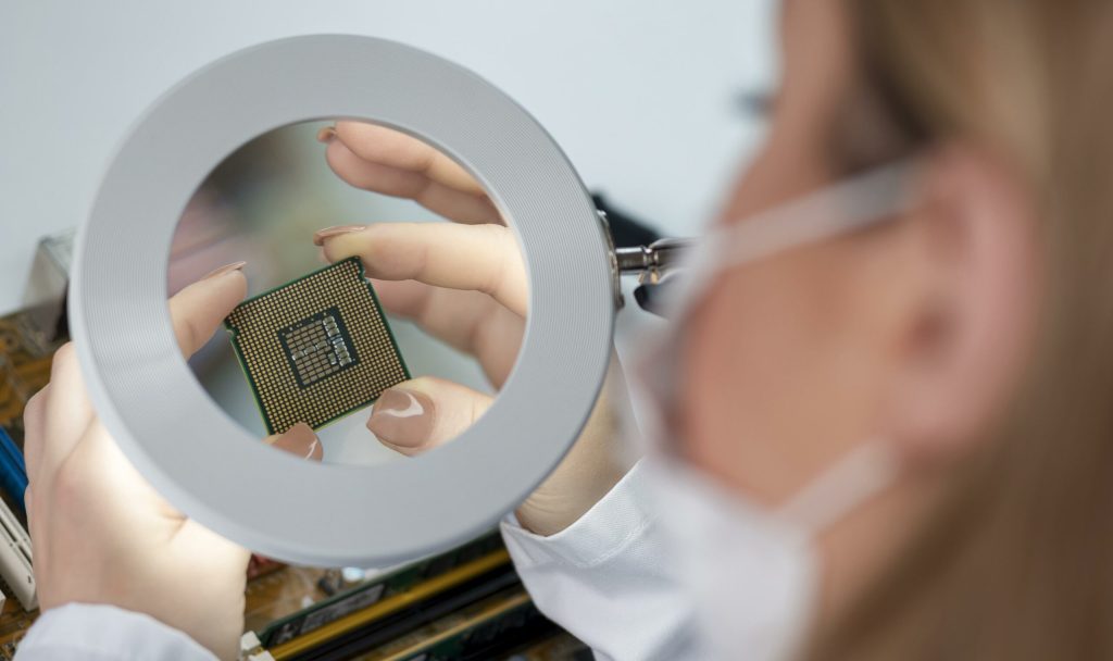 O nouă tehnologie promite viteze de internet de 360 Gbps prin lumină, soluție pentru spațiile aglomerate București – Cercetătorii au dezvoltat un sistem de comunicare wireless care folosește lumina în loc de unde radio, cu scopul de a oferi viteze de internet mult mai mari și de a reduce interferențele