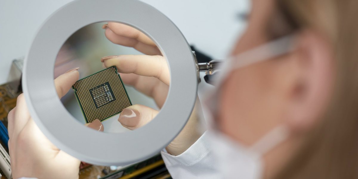 close-up-woman-looking-chip-scaled.jpg - JurnalUrban