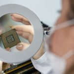 close-up-woman-looking-chip-scaled.jpg - JurnalUrban
