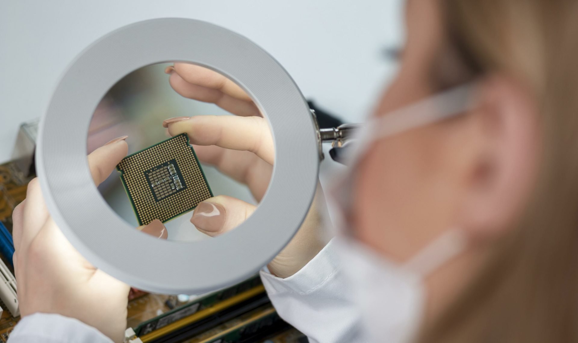 O nouă tehnologie promite viteze de internet de 360 Gbps prin lumină, soluție pentru spațiile aglomerate București – Cercetătorii au dezvoltat un sistem de comunicare wireless care folosește lumina în loc de unde radio, cu scopul de a oferi viteze de internet mult mai mari și de a reduce interferențele