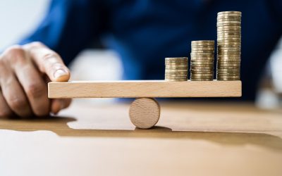 Inflația roade economia: Firmele înghit pierderi, românii strâng cureaua la consum