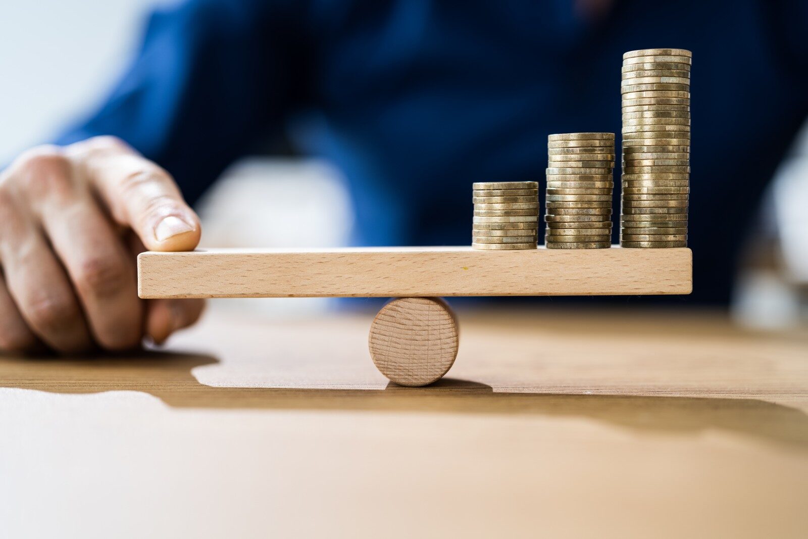 Inflația roade economia: Firmele înghit pierderi, românii strâng cureaua la consum
