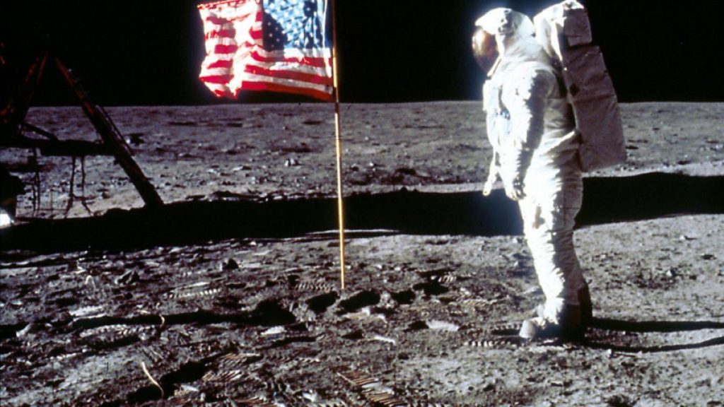 O nouă imagine a Pământului, surprinsă de capsula Orion a NASA în drumul către Lună, a stârnit un val de reacții, inclusiv ironii la adresa celor care pun la îndoială misiunile spațiale