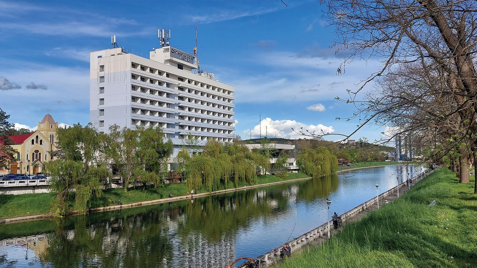 Hotelul Continental Forum din ORADEA, renovat și modernizat după o investiție de 20 milioane lei ORADEA – Hotelul Continental Forum din ORADEA, parte a lanțului hotelier românesc Continental Hotels, se redeschide după un amplu proces de renovare și modernizare