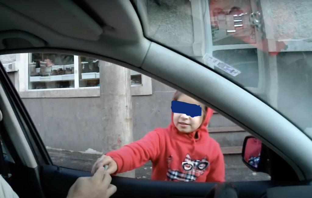 Victime ale traficului de persoane, exploatate prin cerșit în Grecia Peste 400 de persoane, posibile victime ale traficului și exploatării, majoritatea originare din România și Bulgaria, au fost identificate cerșind în Atena și Salonic în primele trei luni ale acestui an