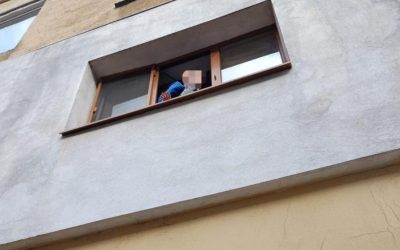 Copil salvat de Poliția Rutieră după ce a stat pe marginea unei ferestre