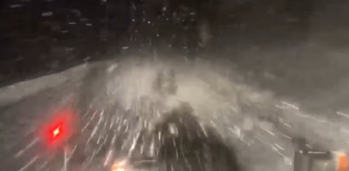 Zăpadă pe DN7A, în Vâlcea: Utilajele intervin pe șoselele montane